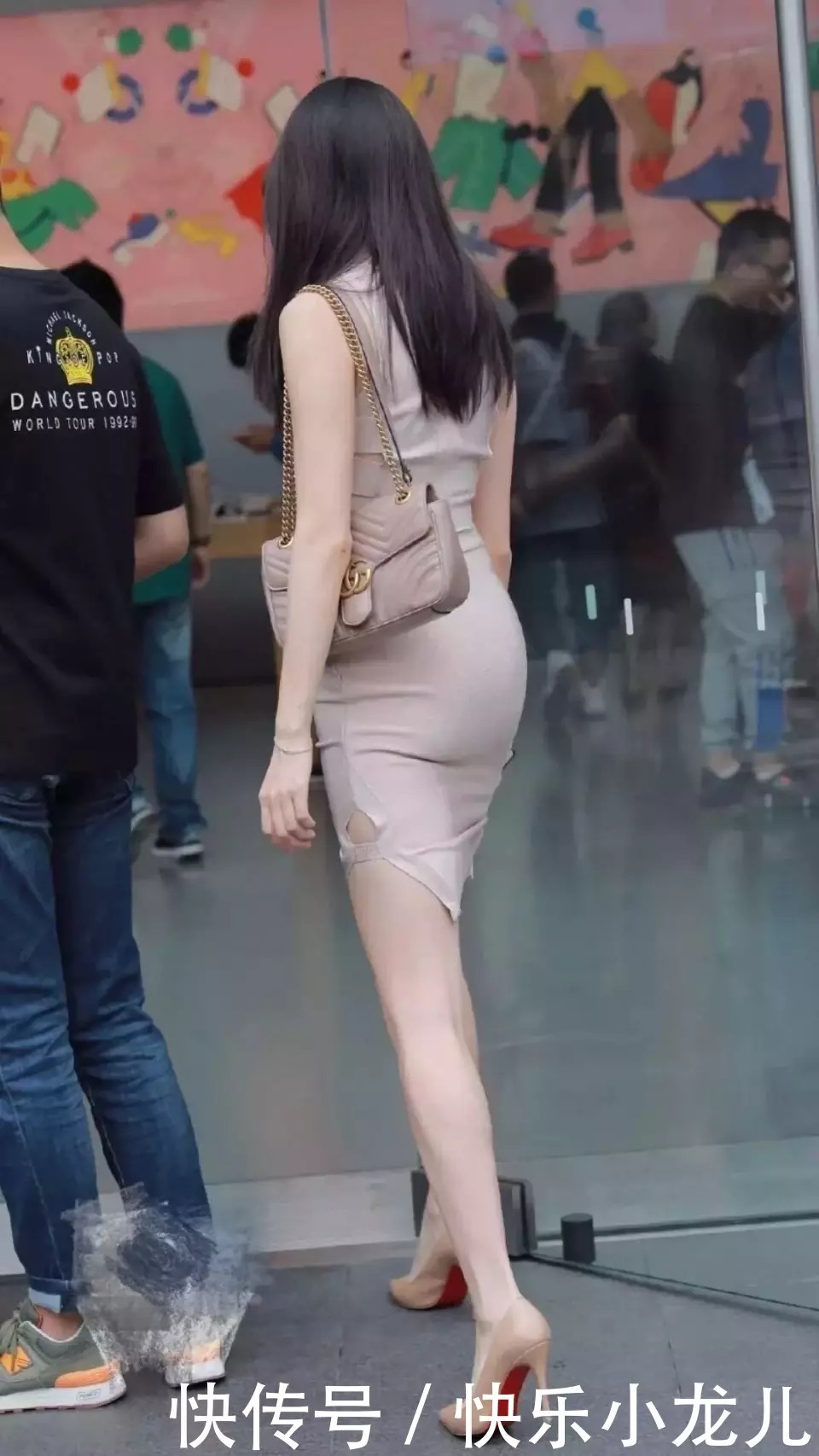  小姐姐|时尚穿搭：小姐姐肉色裙子，走在街边在人群中是那么靓丽