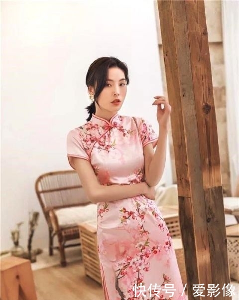  『极致』粉色魅力, 时尚舒心中长旗袍, 描摹女子温婉动人!