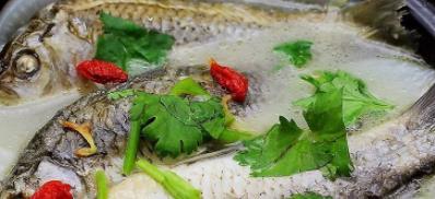  【鲫鱼萝卜汤】孩子补钙要吃的菜，简单好做营养丰富，对门孩子也要吃