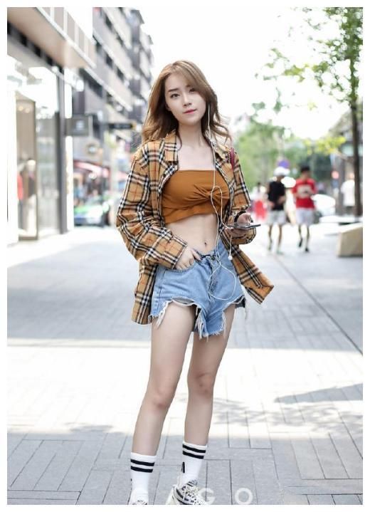 街拍：在夏季的街头，小姐姐的搭配清爽迷人，十分漂亮