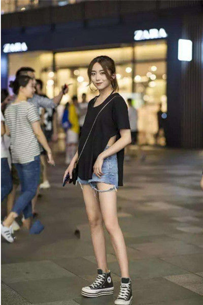 『黑色』街拍:黑色上衣搭配牛仔短裤的小姐姐,甜美又时尚