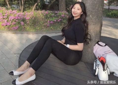 微胖女神体重120斤，一双粗腿尽显丰腴，网友：深蹲练多了吧！