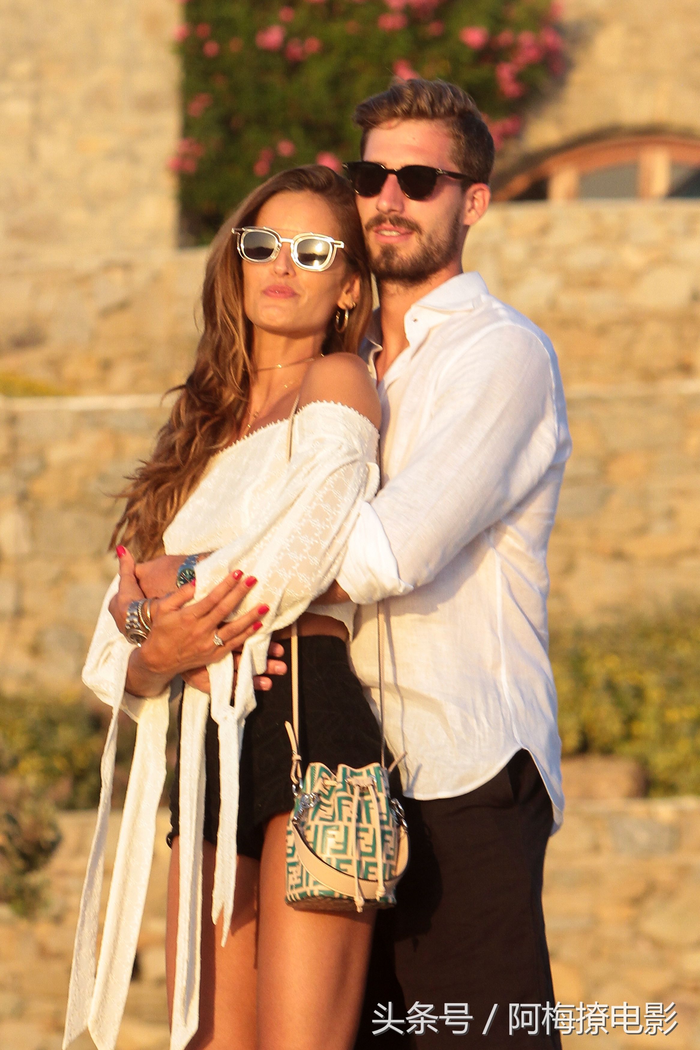 维密超模伊莎贝儿歌勒和男友米订婚后被拍,佳人成对超甜蜜