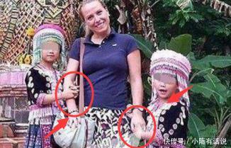 女子景区游玩，和两个小女孩合影，回去放大后整个人不淡定了