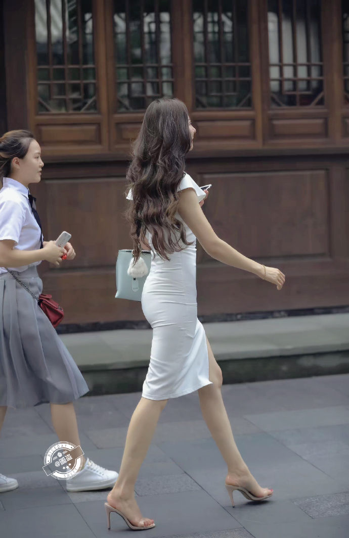 街拍成都:六款青春减龄的时尚穿搭，展示出清纯校园的美!