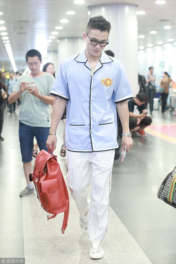 欧豪“睡衣风”亮相戴大金链子土豪范儿 架眼镜书生气拎红包吸睛