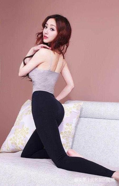 干净利落的紧身裤美女，显得更加时髦青春有活力！