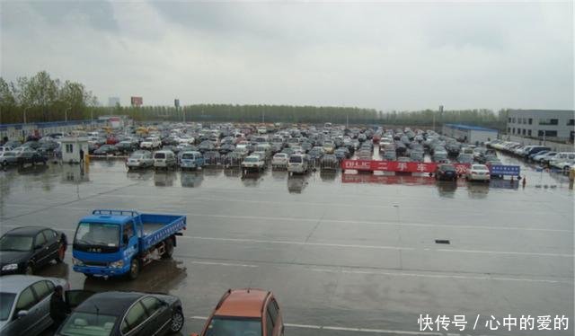 北京二手车堆积如山，这么便宜为何没人买网友这真是可惜了！