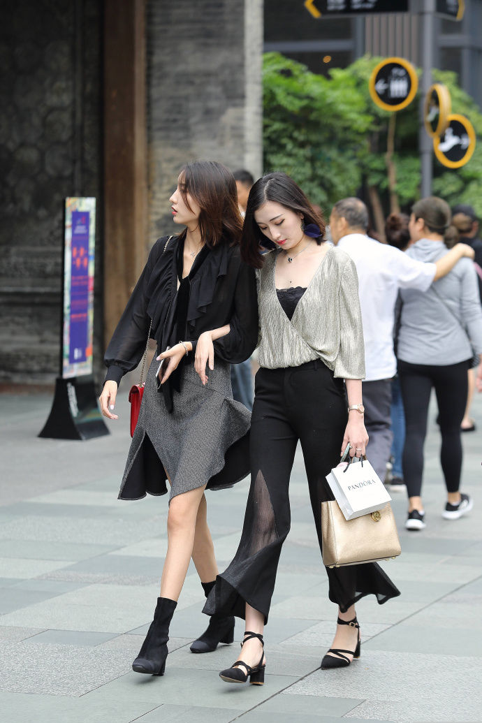 街拍路人，慵懒随性的夏季穿搭参考，让你展现最真实的美