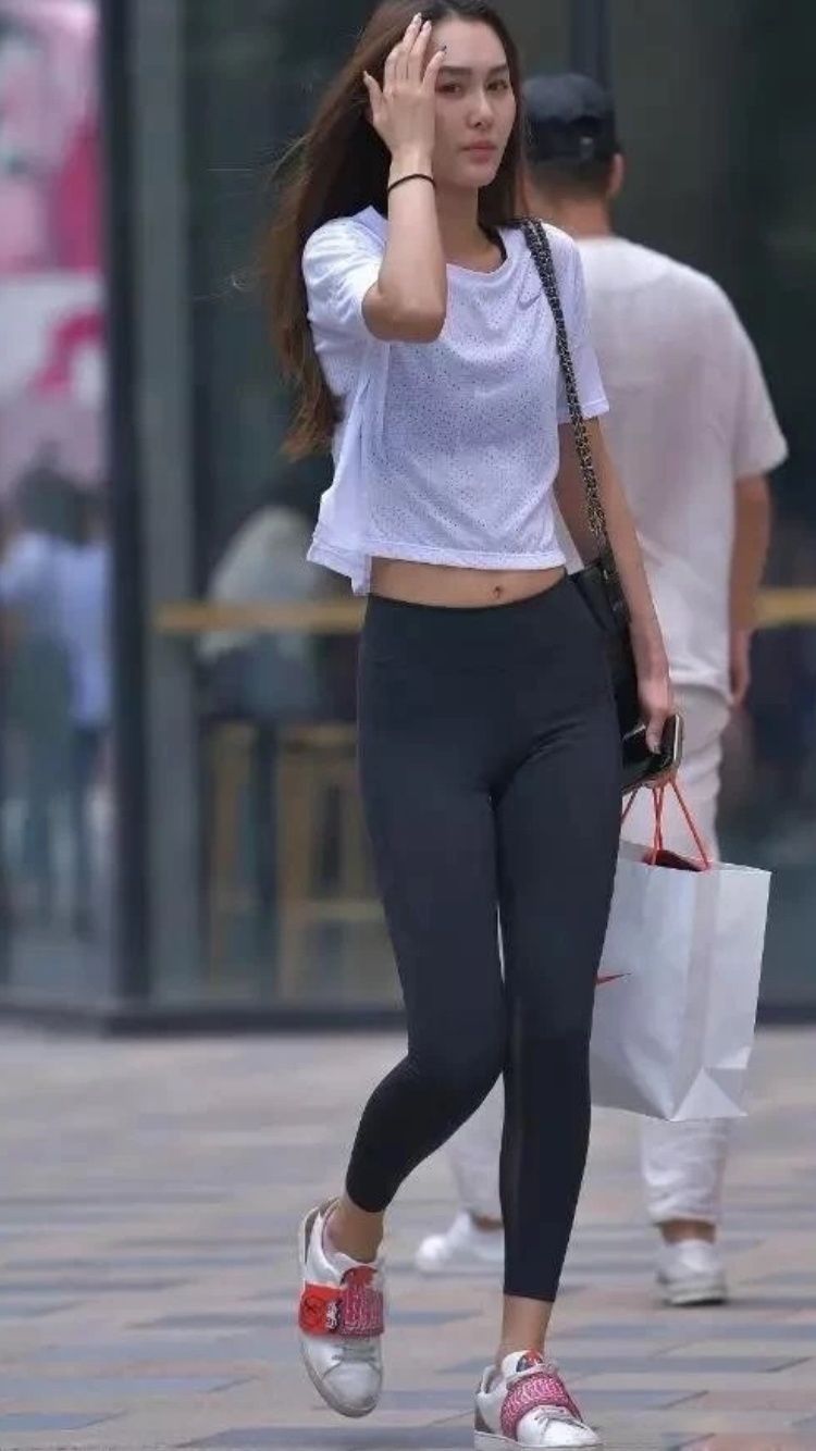 性感街拍丨这位妹妹，我们是不是见过?