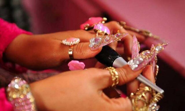 女孩自己变成芭比娃娃，每天化妆4小时，被侵害后的自暴自弃？