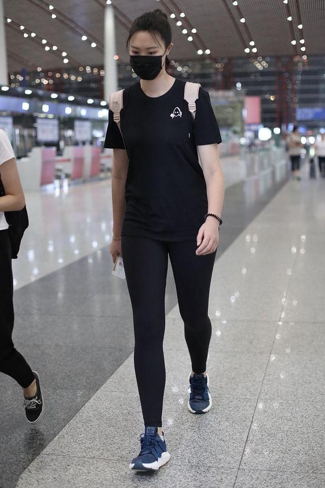 曾经的女排队长惠若琪穿打底裤现身，看完她的腿后惊住了，网友：