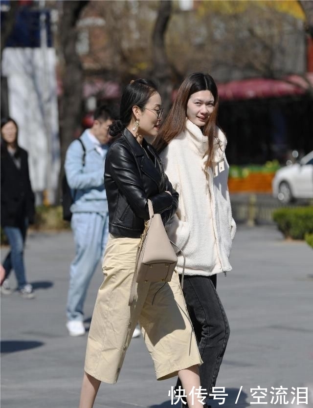  『出自己』卡其色的七分裤阔腿裤，搭配尖头细跟鞋，穿出春天的时尚味道