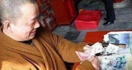 在景区遇到行骗假和尚，手段很简单!却有很多人上过当!