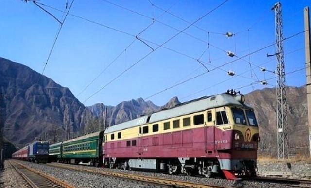  明明@火车的厕所明明直通轨道，为何轨道不发臭呢？一位列车长道