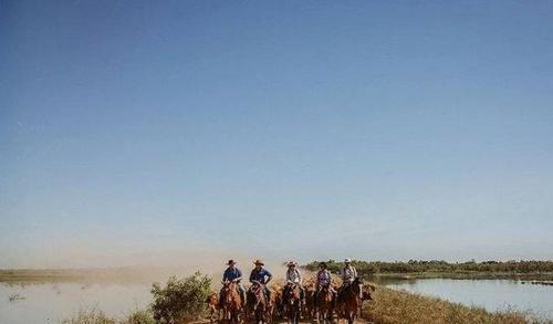 女子自驾游两个月没花一分钱,靠拍照片换食宿
