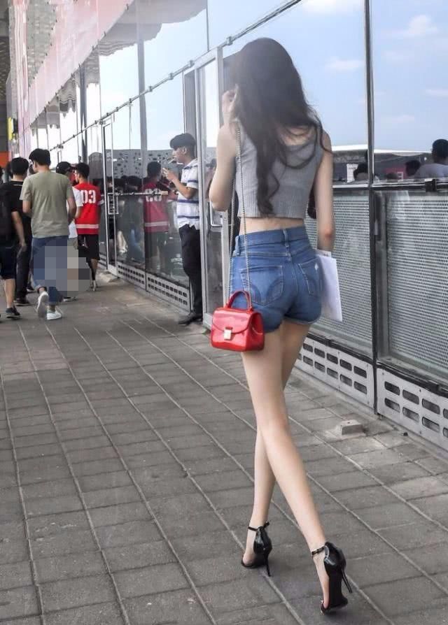 夏天穿修身的短裤，要不要搭配高跟鞋?她们给出了答案