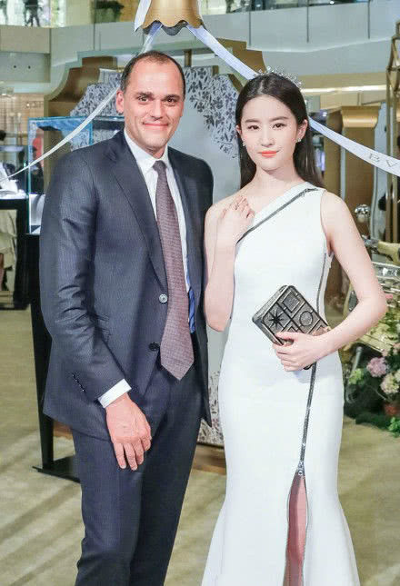 刘亦菲身穿一身白色斜肩裙亮相，几分成熟女性的性感魅力!