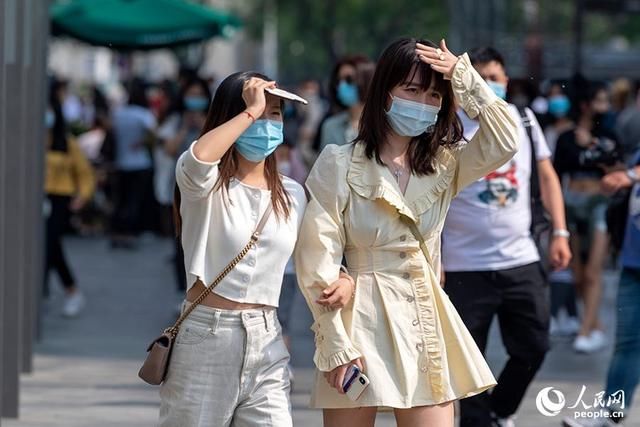  北京■北京气温破纪录 防暑装备成出门“标配”