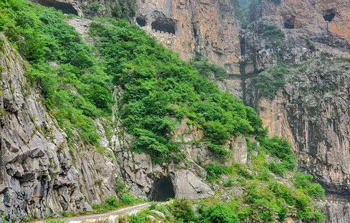 太行山有世界最惊险的公路，让外国人都震惊，在这开车腿都啰嗦