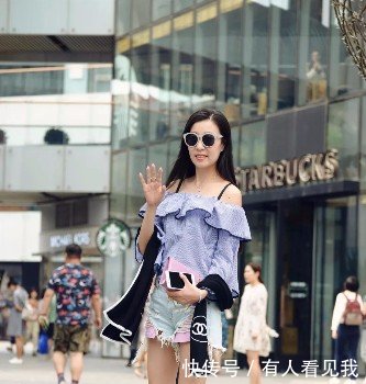 路人街拍，身材好的美女都喜欢穿着清凉，既性感又养眼！