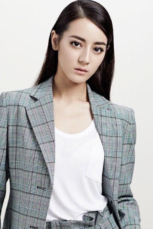 赵丽颖和迪丽热巴同穿西装，网友：终于明白了干练和霸气的区别