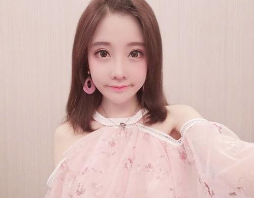 冯提莫晒身高照,垫脚刚到及格线,网友直呼这妥妥的一米五身高!