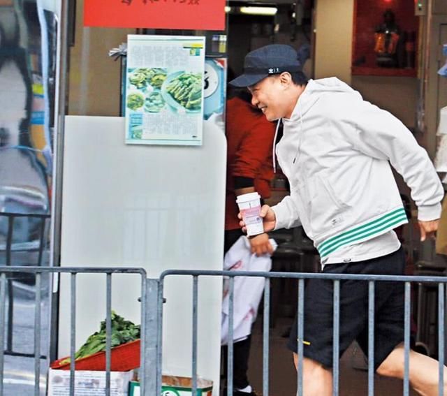 港媒曝陈奕迅买咖啡耍大牌：违法停车瘫痪交通，5块钱打发路人