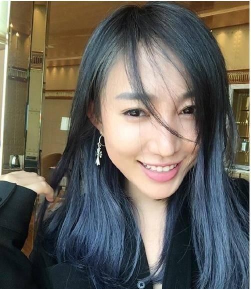  【黑茶色直发】头发多瘦长脸女生，离子烫直发很淑女，染点色更灵动