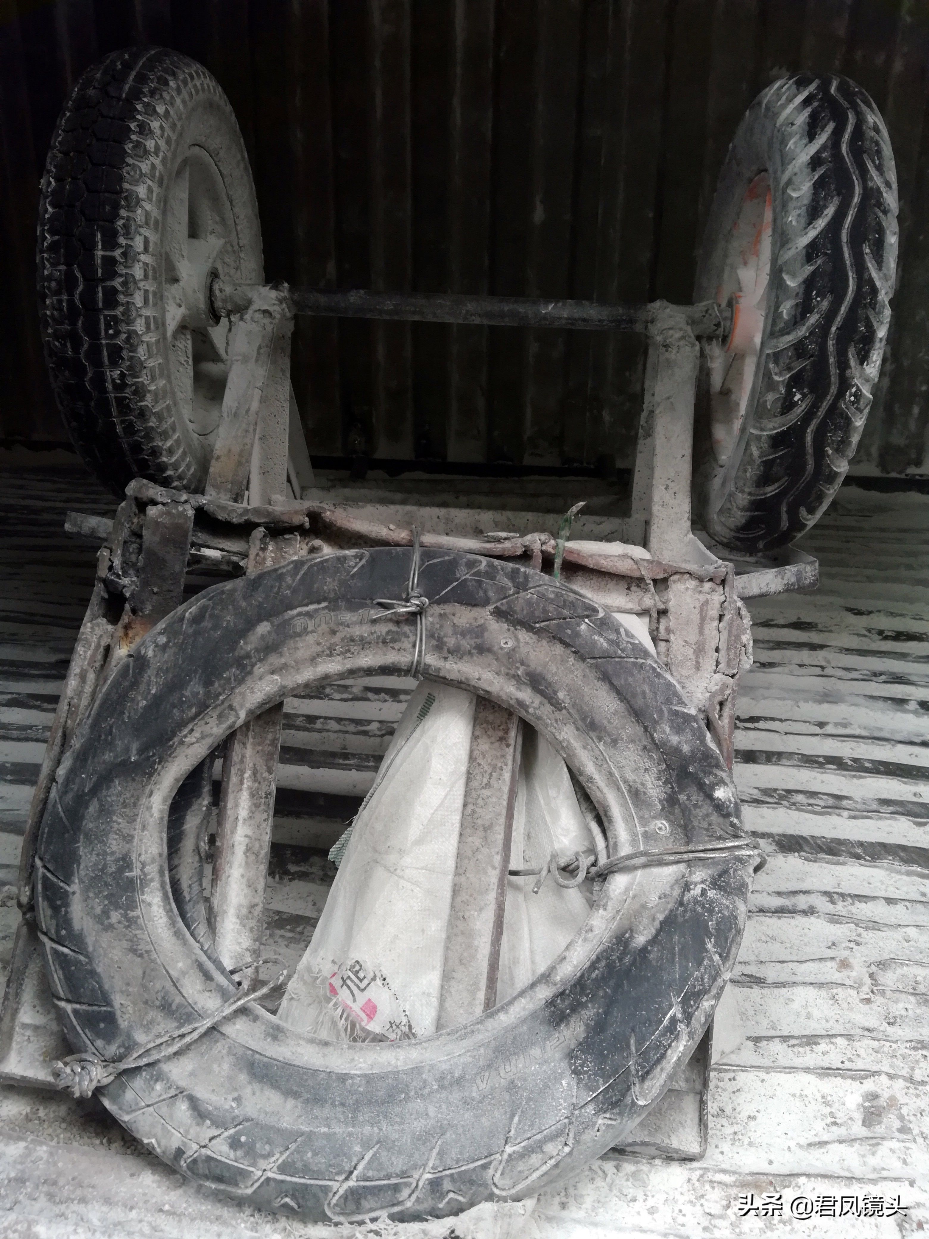 湖北宜昌:工人搬运面粉，白面腾飞;面粉来自河南