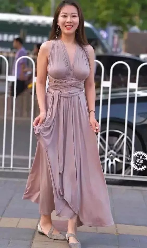 街拍：气质辣妈穿薄款晚礼服，遮不住的好身材