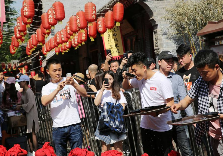 美国姑娘第一次来中国,不明白中国人一个奇怪举动,为何急于排队