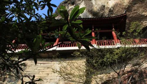 这座寺庙一半嵌入岩缝，一半悬空，游客站在上面双腿发抖