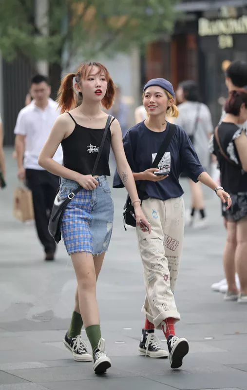 路人街拍，可爱小姐姐穿着清凉，身上一点赘肉都没有，长相耐看