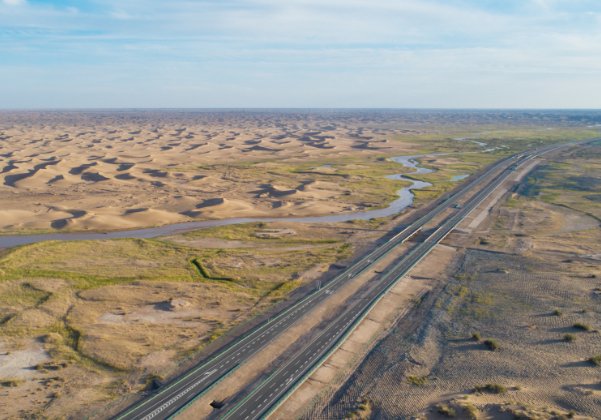  「高速」中国最孤独的高速路，花了370亿修了5年，却几乎看不到
