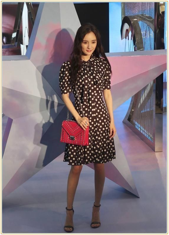 再别说周笔畅没女人味了！一袭印花裙惊艳全场，连杨幂都甘拜下风