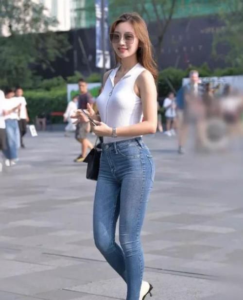  『短袖』街拍：面带笑容的美女，一件白色短袖配牛仔裤，时尚青春靓丽气质