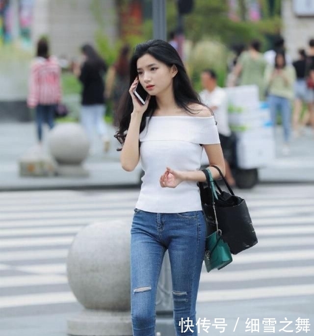 「显得」穿衣风格好的时尚潮流女孩,穿牛仔裤也可以配搭出神秘感