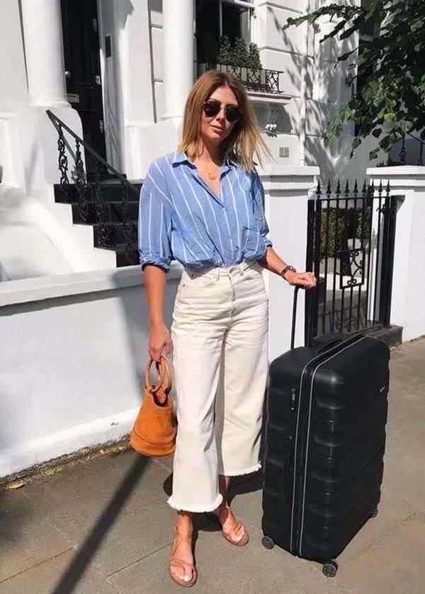 把夏日浪漫穿在身上，清新的蓝色系单品，为你注入青春活力!