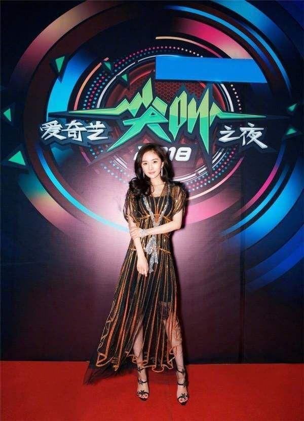 杨幂身穿亮片流苏裙美到犯规!网友:实力演绎“腿玩年”!