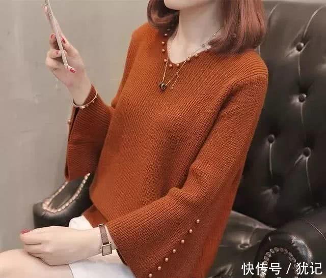 【减龄】毛衣再多,不如一件“减龄”小衫,过年聚会穿,美的让人怦然心动