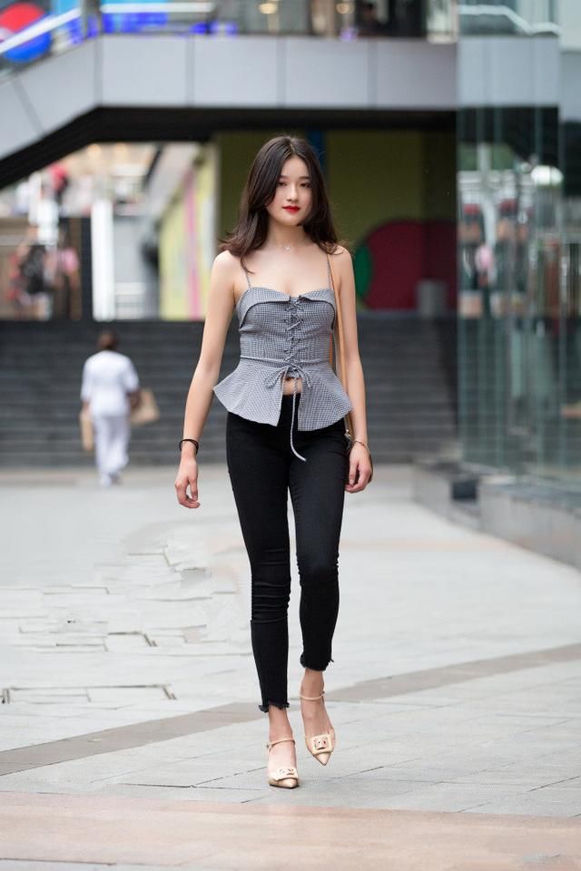 街拍:街头女孩们的穿衣有多潮?看看这些穿搭真的美上天!