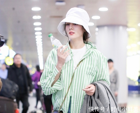 迪丽热巴穿连体短裤秀美腿,脖子都遮没了,网友:显得脸好大!