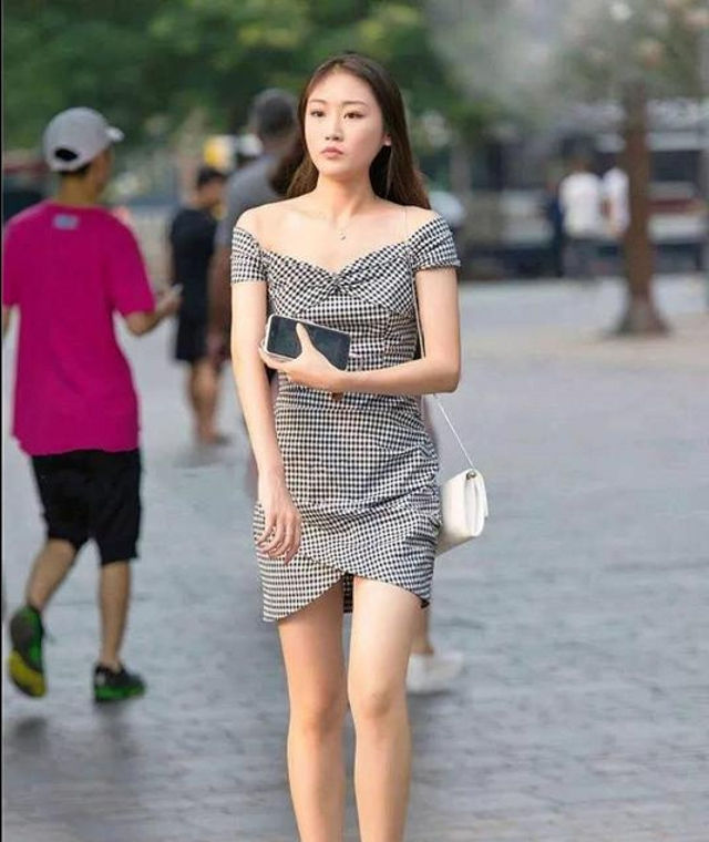  [热裤]路人街拍:精心搭配的热裤美女,散发出甜美气息