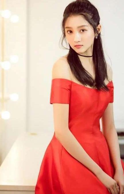 20岁关晓彤与28岁Angelababy，梳同样的发型，差距怎么这么大呢