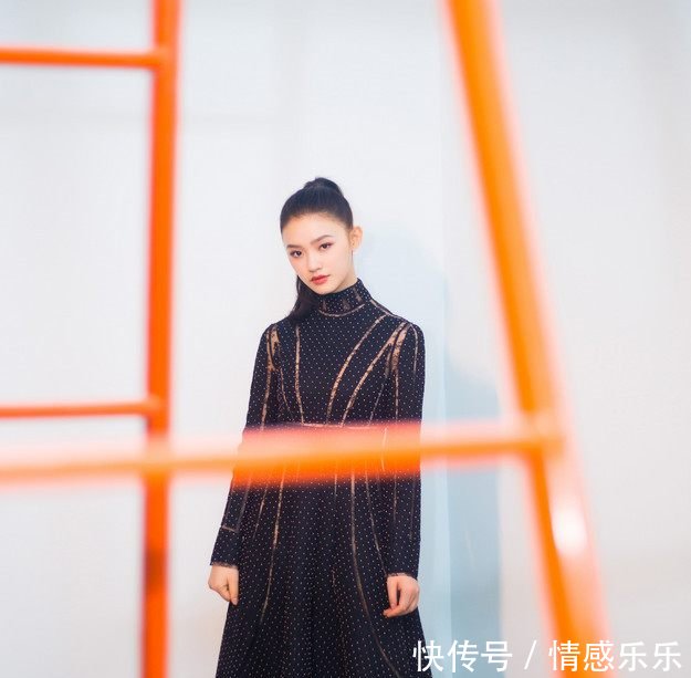 她被曝谁红就和谁玩，被嘲讽是第二个杨幂，气质清纯无害衣品超好