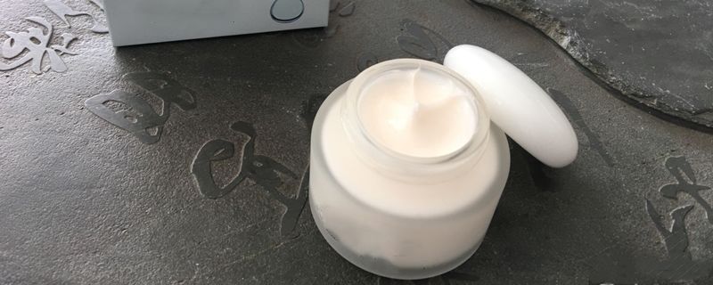  护肤品：敷睡眠面膜前需要擦护肤品吗