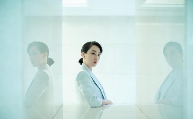 「马苏」马苏也想走气质风了，穿白色正装搭配霸气红唇，展现霸道气场