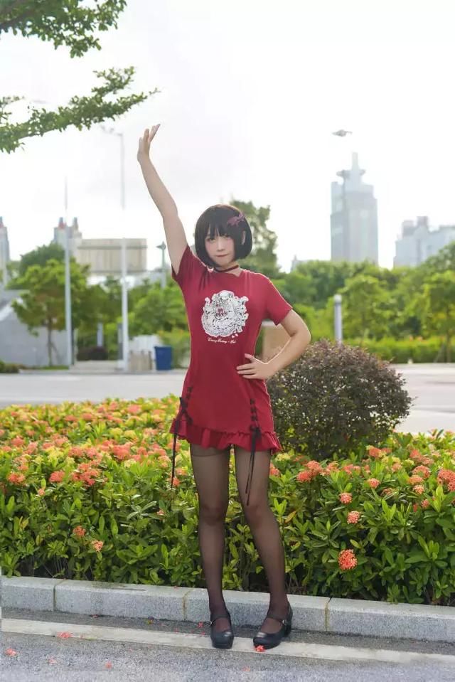 次元少女cos黑丝红色连衣裙，就喜欢这样慵懒的萌萌