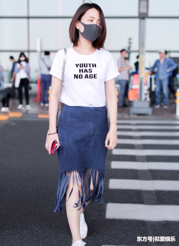 马苏胆子太大，不仅素颜出镜，膀大腰圆还穿紧身裙，实在一言难尽